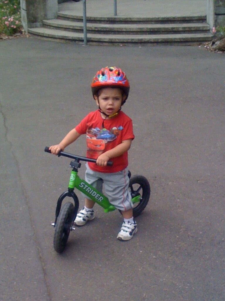 bisiklet süren çocuk resmi