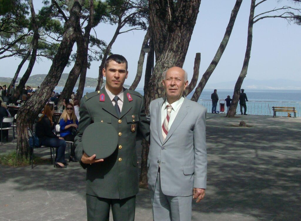 DIYARBAKIR'IN SILVAN ILCESI'NDE, TANKLARIN DA KATILDIGI, PKK'LI TERORISTLERE YONELIK SURDURULEN OPERASYONDA SEHIT DUSEN JANDARMA TEGMEN ALTUG TEK'IN (SOLDA) MUGLA'DAKI BABA OCAGINA ATES DUSTU. SEHIT TEGMEN TEK'TEN GERIYE BABASI MEHMET TEK (SAGDA) ILE BIRLIKTE CEKTIRDIGI HATIRA FOTOGRAFI KALDI. (FOTOGDAF:DHA-CAVIT AKGUN, MUGLA)
