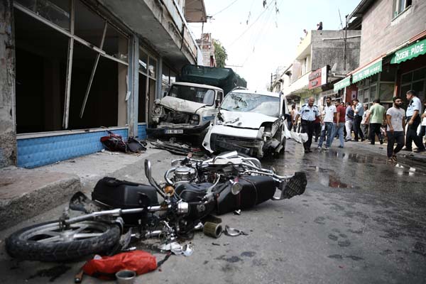 Adana'nın merkez Seyhan ilçesi Yenibey Mahallesi Eminağa Caddesi'nde, hafif ticari aracın kaldırımda yürüyenlere çarpması sonucu, çocuk arabasındaki 4 yaşındaki Aslı Savcı öldü, ikisi çocuk 3 kişi yaralandı. ( İbrahim Erikan - Anadolu Ajansı )