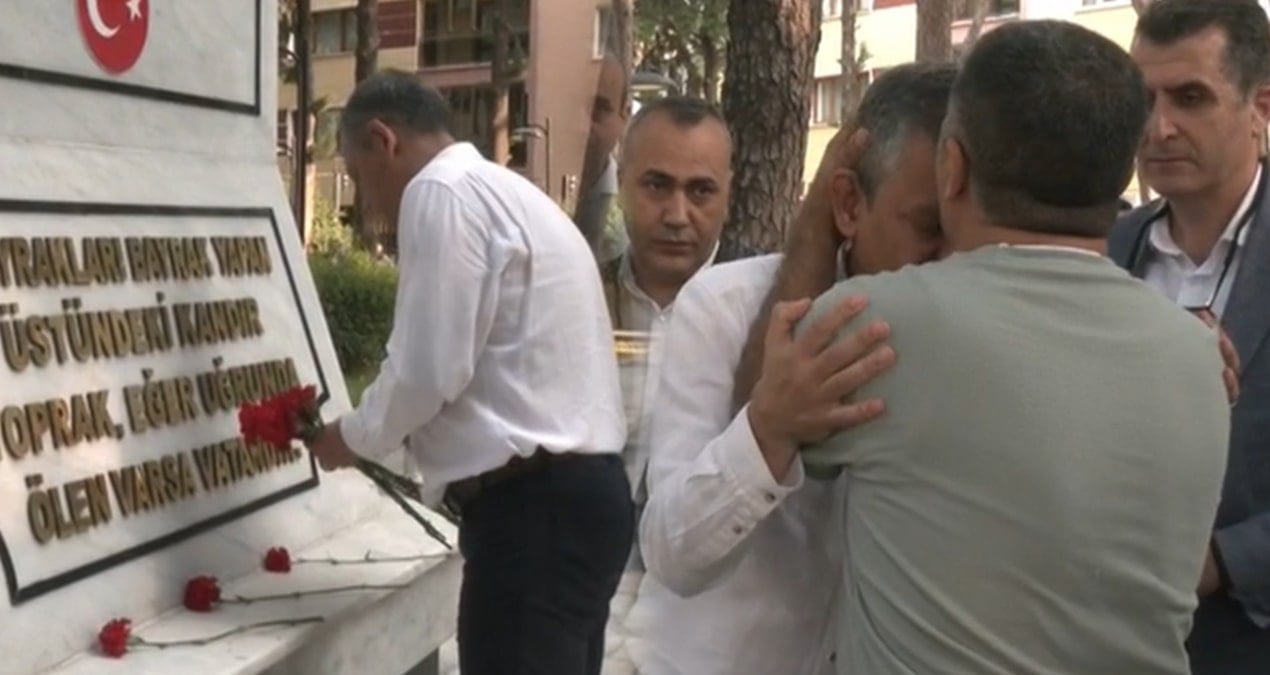 Cenazesinde protesto edilmişti: Şehit Enis Budak’ın babası CHP lideri Özel’i alnından öptü!